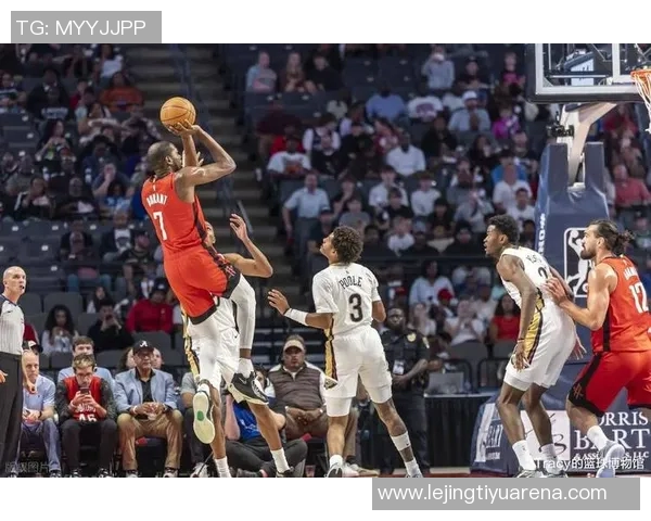 激烈对抗阿门与老六展开激烈搏斗双方互不相让引发冲突与争议