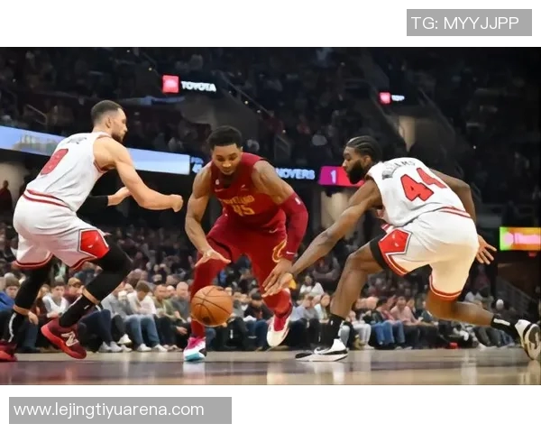 老队友重聚骑士公牛赛前米切尔阿伦与奥科罗亲切交谈回忆往昔 老队友重聚骑士公牛赛前米切尔阿伦与奥科罗亲切交谈回忆往昔